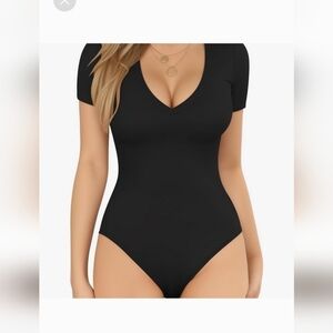 💚5/$25 MangoPop Fitted Black Short Sleeve Bodysuit with Deep V-Neck Size Medium